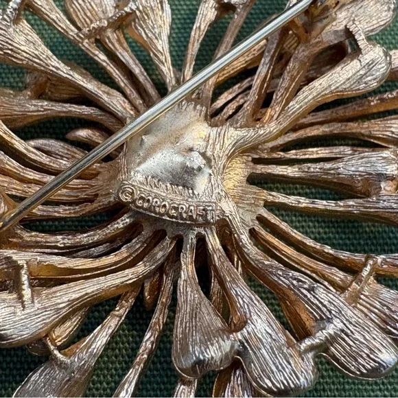 Coro - Gold Toned Brooch - Picture 3 of 5